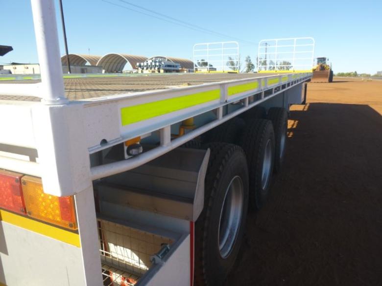 Barker Flat Top 45FT- 71FT Extendable Semi Trailer