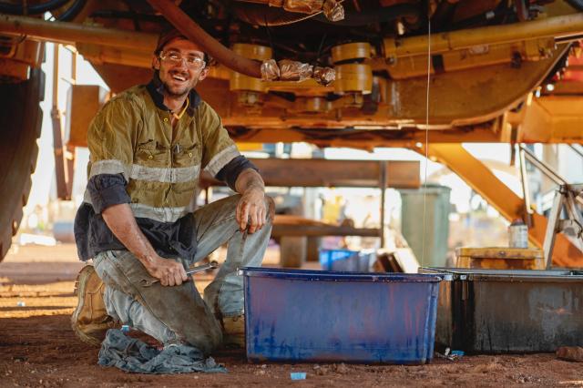 Finmec employee dropping the oil of a machine