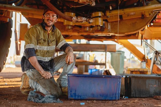 Finmec employee dropping the oil of a machine